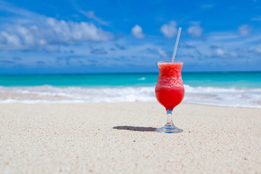 Strand mit Cocktail